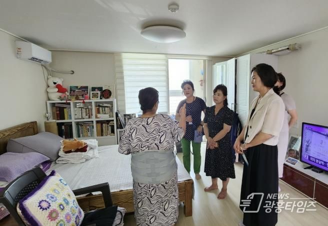 시흥시 목감동, 폭염 취약 노인 10가구에 벽걸이 에어컨 지원