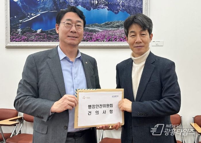 정명근 화성특례시장이 국회 행정안전위원회에 일반구 신설 건의안을 제출하고 있다