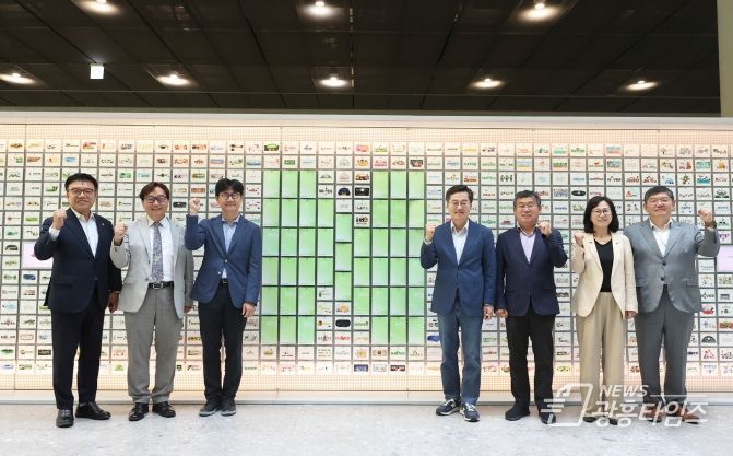 3일 오전 네이버 1784에서 열린 2025년 제2차 경기도 기후위기대응위원회 전체회의에서 김동연 경기도지사와 기후위기대응위기 위원회 위원들과 함께 기념촬영을 하고 있다.