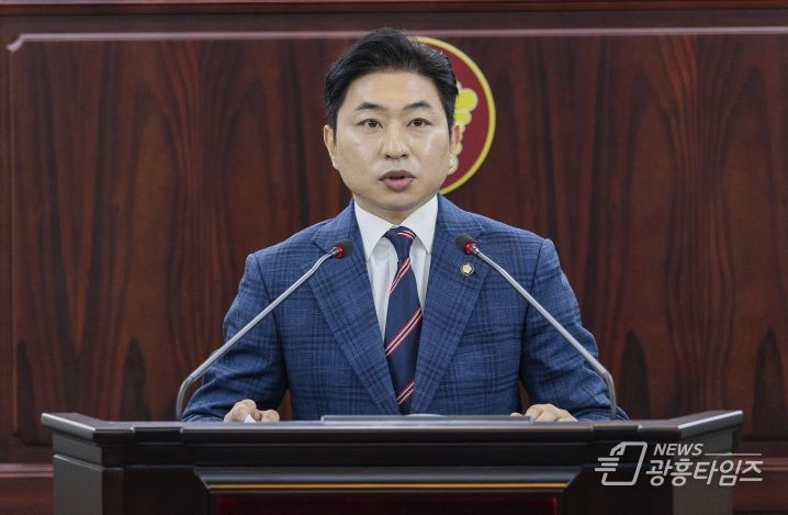 화성특례시의회 김종복 의원이 제245회 임시회 중 제1차 본회의에서 5분 자유발언을 하고 있다.