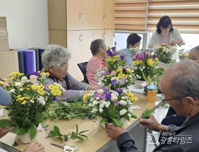화성특례시 팔탄보건지소 재능기부 프로그램으로 어르신들이 꽂꽂이 활동에 참여하고 있다