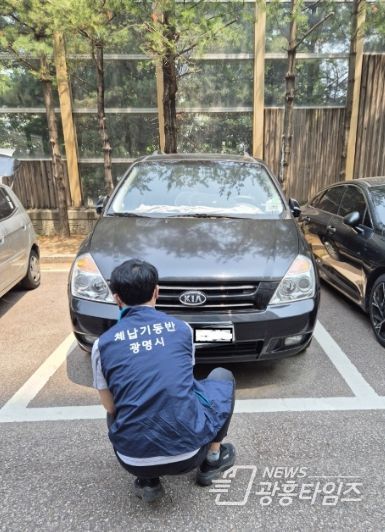 자동차세·과태료 체납차량을 대상으로 번호판 영치가 진행 중인 모습.
