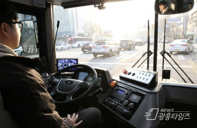 안양시 주야로의 관리자가 핸들에서 손을 떼고 운전석에 앉아 자율주행을 제어하고 있다