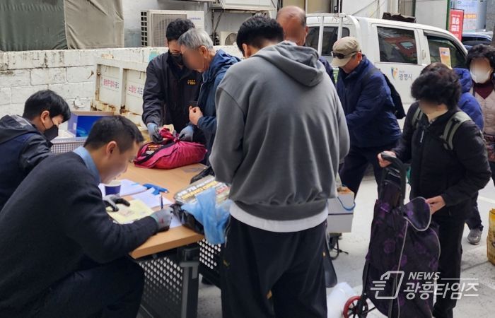 지난 24일 광명2동 행정복지센터에서 '제2차 불법광고물 수거보상제'가 진행되고 있다.