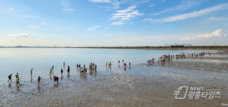 ‘2025 시화호 갯벌 맨발걷기 페스타’ 로 치유ㆍ회복 시간 선사