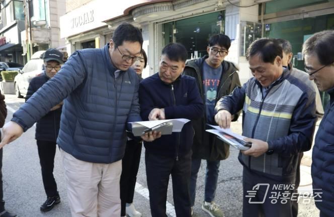 황인섭 동안구청장이 28일 귀인동 학원가 먹자골목 포트홀 현장을 점검했다.