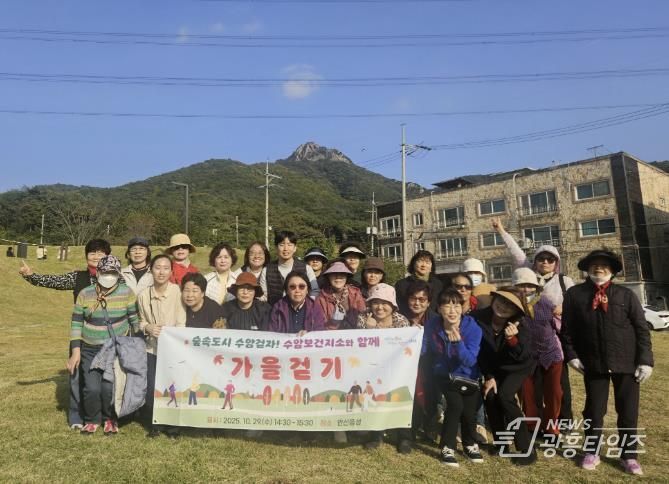 상록수보건소 수암보건지소에서 안산동 주민을 대상으로 올바른 걷기 교육과 걷기 체험을 진행하고 있다.