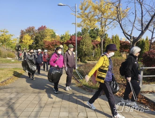 시흥시 '걷고! 줍고! 건강하고!' 가을 정취 속 플로깅으로 환경과 건강 챙겨