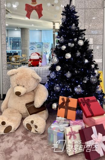 광명시 철산3동 행정복지센터는 연말연시를 맞아 주민들이 따뜻하고 희망찬 분위기 속에서 민원 서비스를 이용할 수 있도록 청사 내·외부에 크리스마스 장식을 설치했다고 19일 밝혔다.