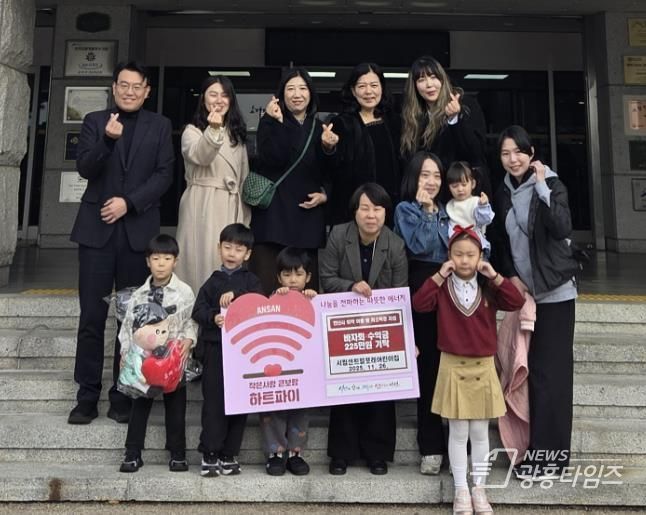 두현지 여성보육과장(맨 앞줄 왼쪽 네번째)이 26일 시립센트럴포레어린이집 아동 및 학부모들로부터 바자회를 통해 모금한 수익금을 기탁받고 함께 기념촬영을 하고 있다.