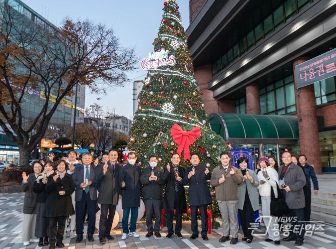 박승원 광명시장이 지난 28일 광명시민회관 앞 광장에서 열린 ‘2025년 송년 희망트리 점등식’에 참석해 기념사진을 촬영하고 있다.