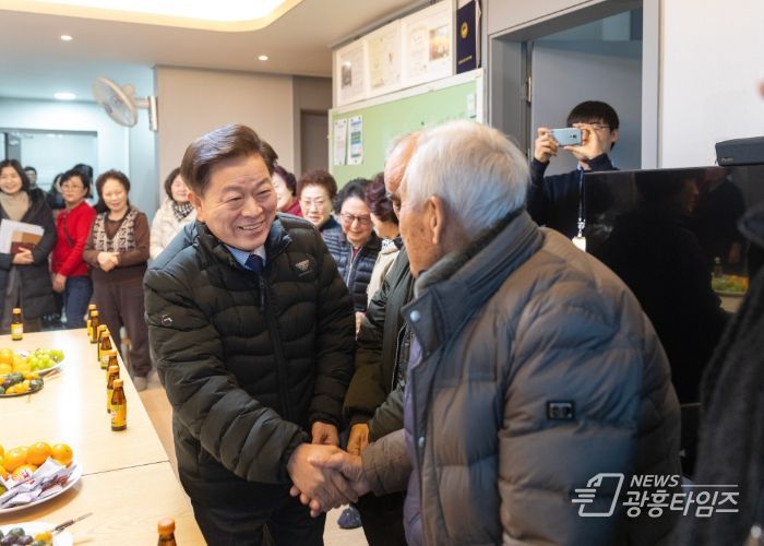 박승원 광명시장이 4일 ‘우리동네 시장실’의 일환으로 일직동 양지편 경로당을 방문해 어르신들의 안부를 확인하고 있다.