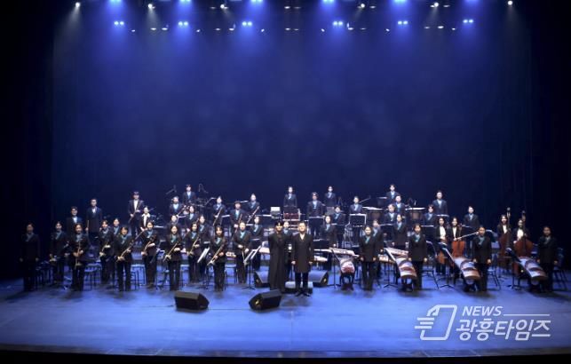 안산시립국악단이 4일 안산문화예술의전당 해돋이극장에서 제69회 정기연주회 '월드 오케스트라 Ⅶ'를 진행하고 있다.