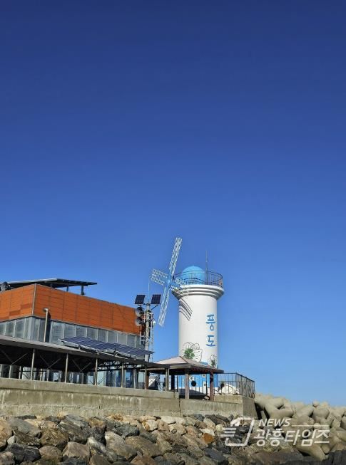 풍도관광안내센터와 풍도등대 전경