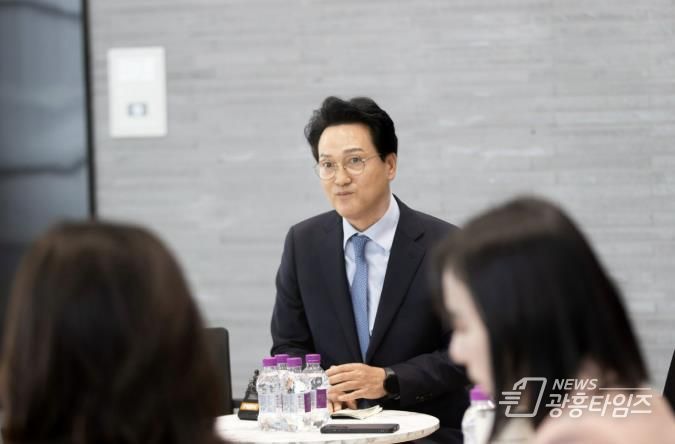 경기도교육청에서 기자간담회를 하고 있는 안민석 경기미래교육자치포럼 대표(사진=경기미래교육자치포럼)