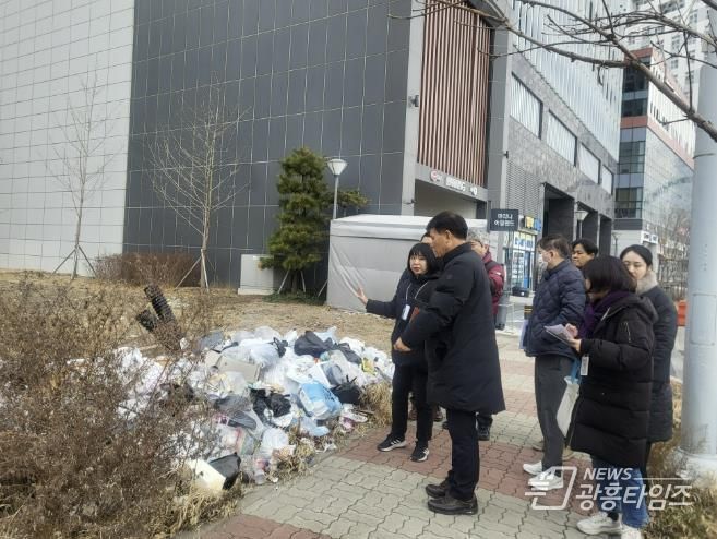 김민 단원구청장이 9일 단원구 반달섬 일원에서 생활민원 현장을 둘러보고 있다.
