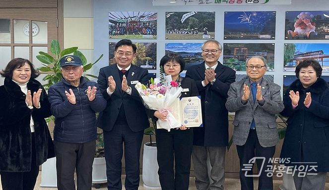 양평군청 김은정 주무관(가운데)이 국가보훈부장관 표창을 전수 받은 후 박용주 경기북부보훈지청장(오른쪽), 전진선 양평군수(왼쪽) 및 보훈단체장 등에게 축하를 받고 있다.