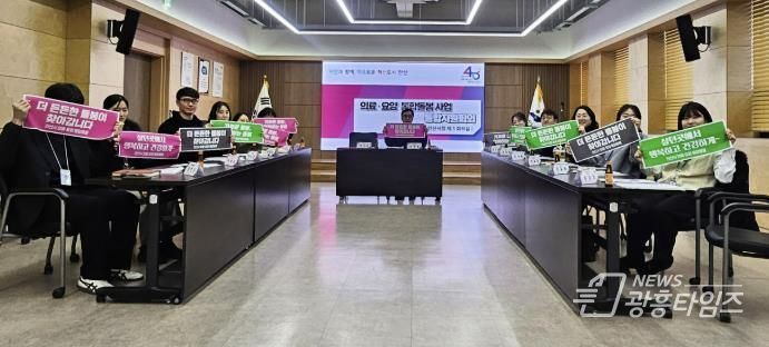 28일 안산시청 제1회의실에서 ‘의료·요양 통합돌봄사업’ 운영 관련 통합지원 회의에서 참석자들이 기념촬영을 하고 있다.