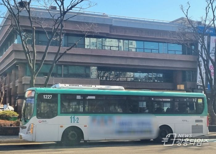 11-2번 버스가 운행 중인 모습.