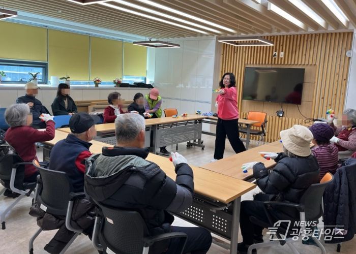 3일 소하동 치매안심센터에서 '기품(기억을 품은) 쉼터' 첫 회기를 진행하고 있다.