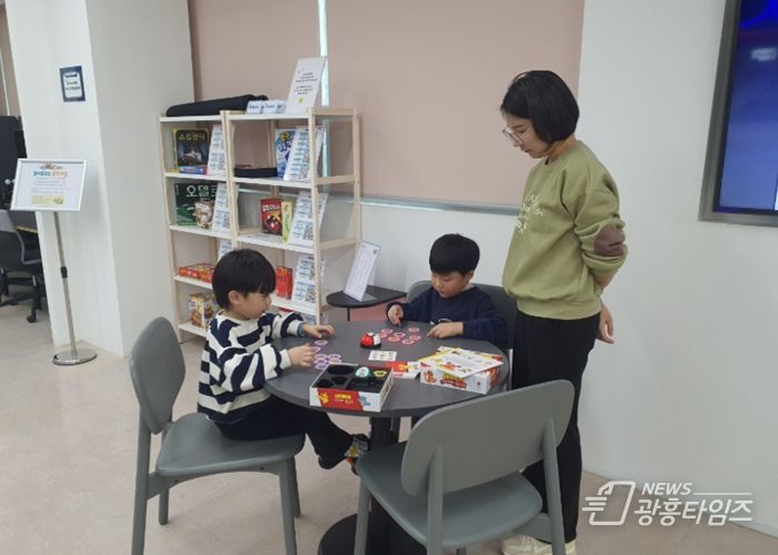어린이들이 하안도서관 3층 보드게임 라운지 '놀이충전소 올댓게임'에서 보드게임을 하고 있다.