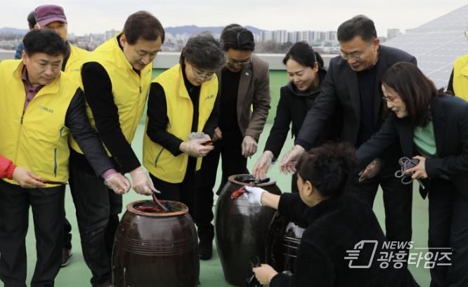 수원시 팔달구 화서1동 지역사회보장협의체, 엄마손 수제 된장 담그기 행사 추진