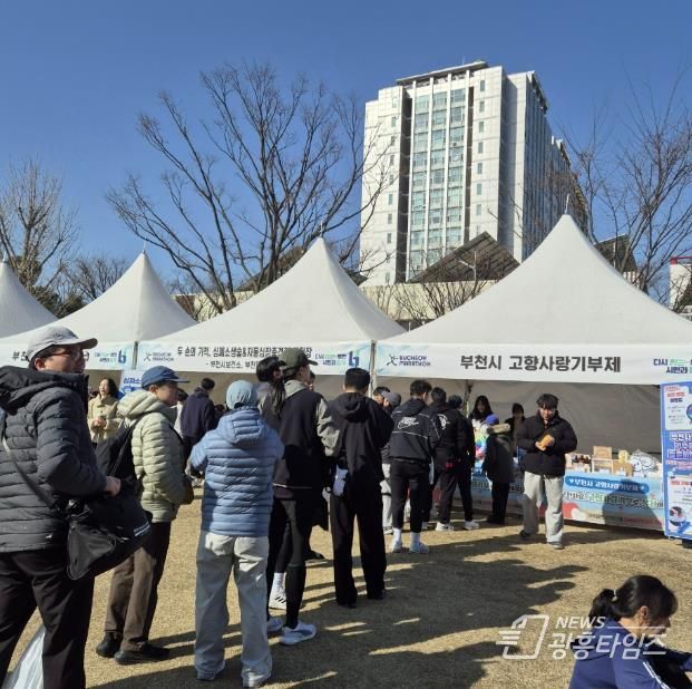 방문객들이 홍보부스 이벤트 참여를 위해 줄을 서고 있다.