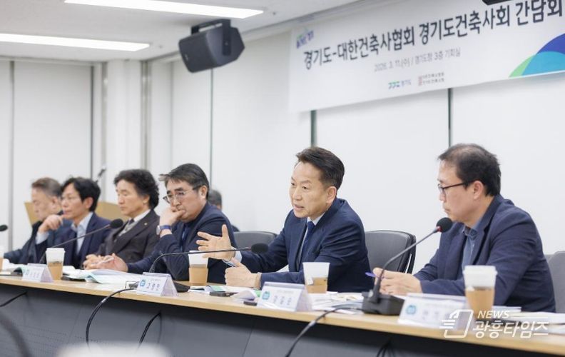 11일 오후 수원특례시 경기도청 기회실에서 개최된 대한건축사협회 경기도건축사회 간담회에서 고영인 경제부지사가 인사말씀을 하고 있다