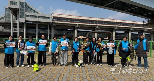 20일 안양천 반려동물 놀이터 일대에서 반려견과 함께하는 펫플로깅 봉사단 '기후반려견'의 2026년 1분기 정기 활동을 진행하고 기념사진을 촬영하고 있다.