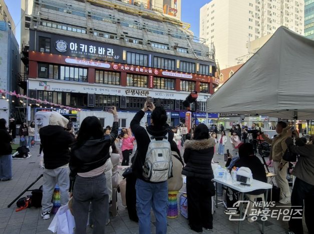 시민들이 인플루언서 크림서현과 랜덤댄스 챌린지 참여자들의 공연을 관람하고 있다.