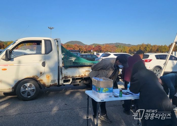 배출가스 저감장치(DPF) 부착차량 합동점검을 진행하고 있다.