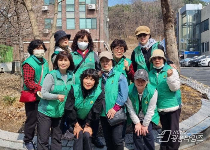 광명시 하안1동은 지난 30일 식목일을 앞두고 새마을부녀회와 함께 ‘봄맞이 꽃 심기 행사’를 개최했다.