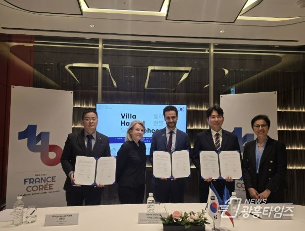 (왼쪽부터)남동경 부시장과 피에르 모르코스 문화참사관, 백종훈 한국만화영상진흥원장이 빌라부천 문화예술레지던시 업무협약서 서명 후 기념 촬영을 하고 있다.
