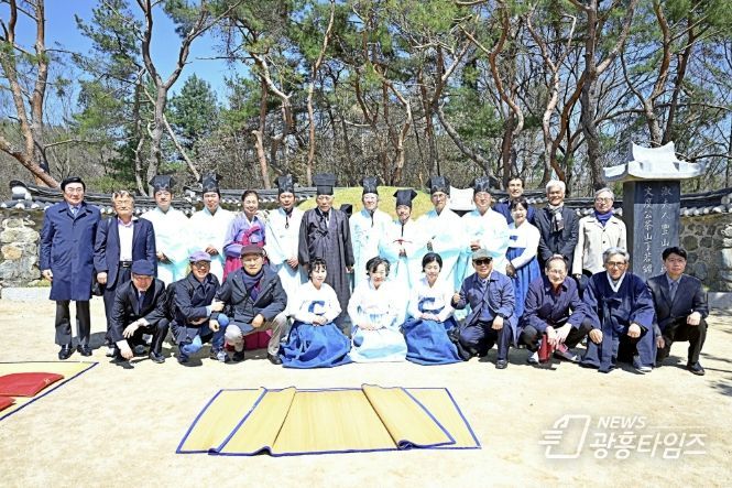 묘제 후 주요 참석자가 정약용 선생 묘소 앞에서 기념 촬영을 하고 있다
