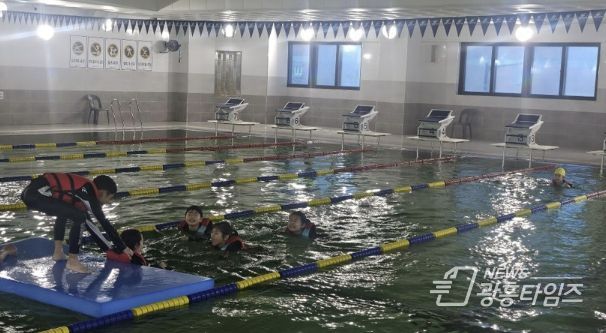 프로그램 참여 아동들이 구명조끼와 대형매트를 이용해 부력체험을 하고 있다.