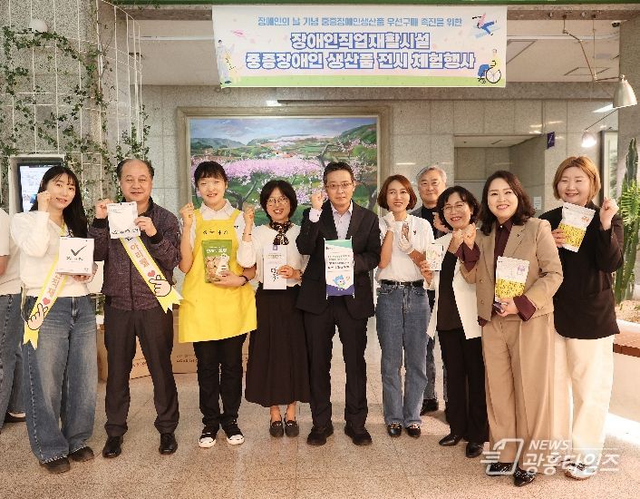 남동경 권한대행이 시설장 및 근로자들과 함께 기념 촬영을 하고 있다.