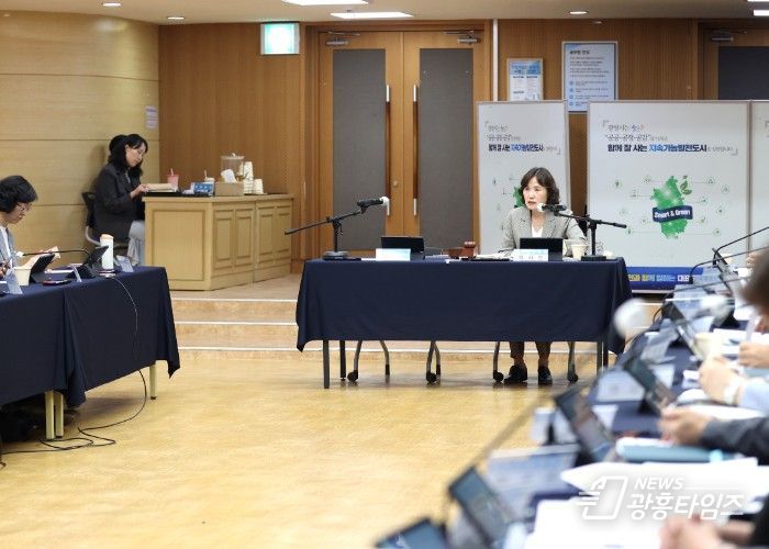 최혜민 광명시장 권한대행(부시장)이 15일 시청 대회의실에서 열린 '2050 탄소중립녹색성장위원회 제1차 정기회의'를 주재하고 있다.